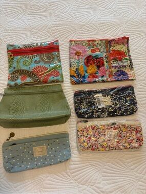 Cosmetic makeup travel pouches (6) includes mud pie brand